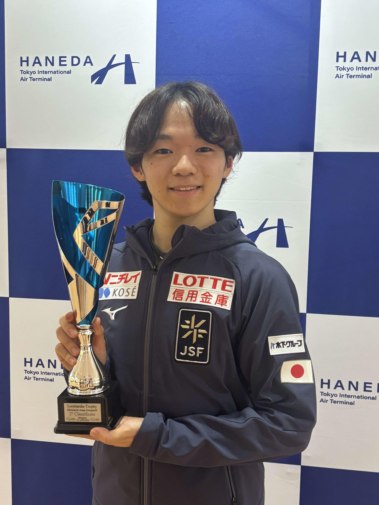 2位だったロンバルディア杯を終え、羽田空港に帰国した鍵山優真（撮影・松本航）