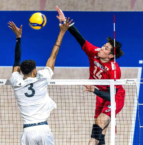 リビア戦でスパイクを放つ石川（Volleyball　World提供）
