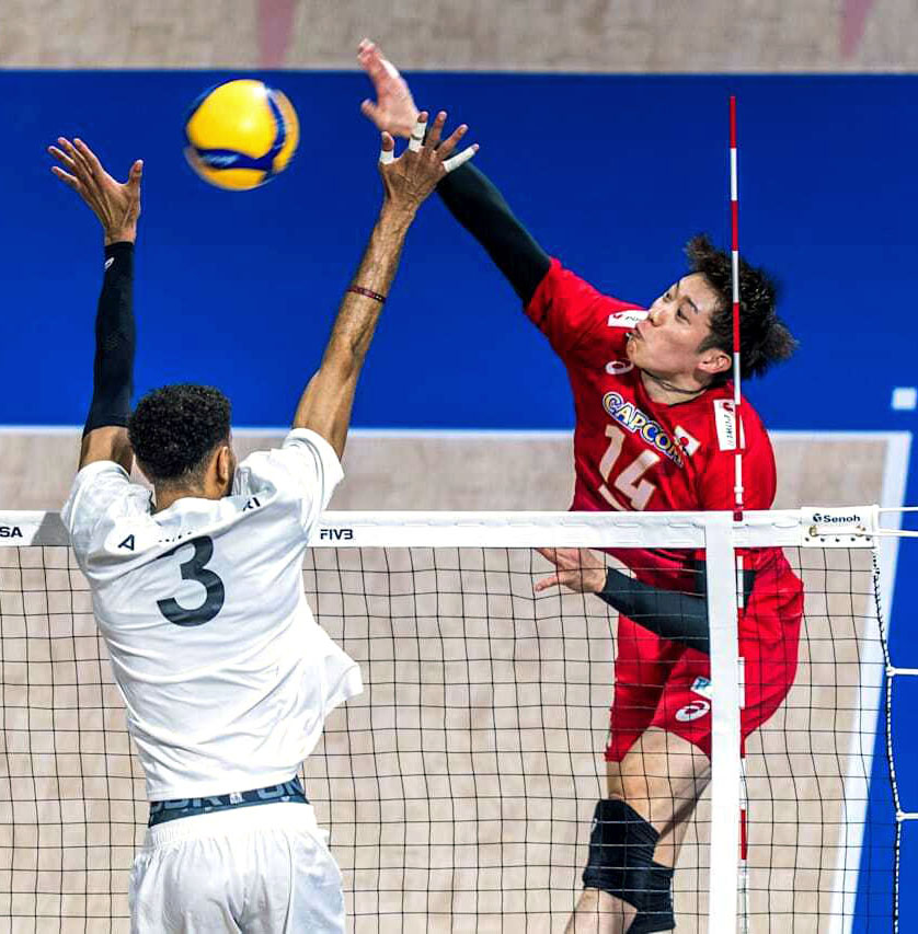 リビア戦でスパイクを放つ石川（Volleyball　World提供）