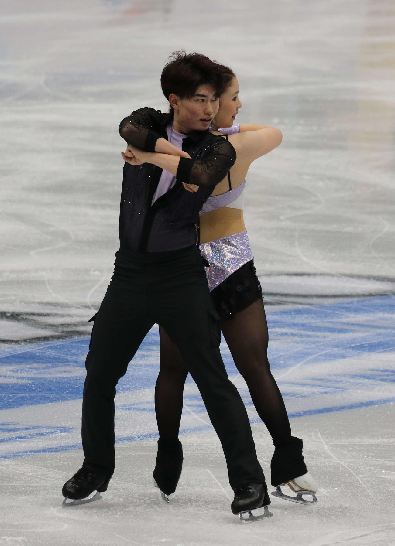 ミラノ・コルティナ冬季五輪最終予選の公式練習で演技を披露する吉田唄菜（右）森田真沙也組（撮影・松本航）