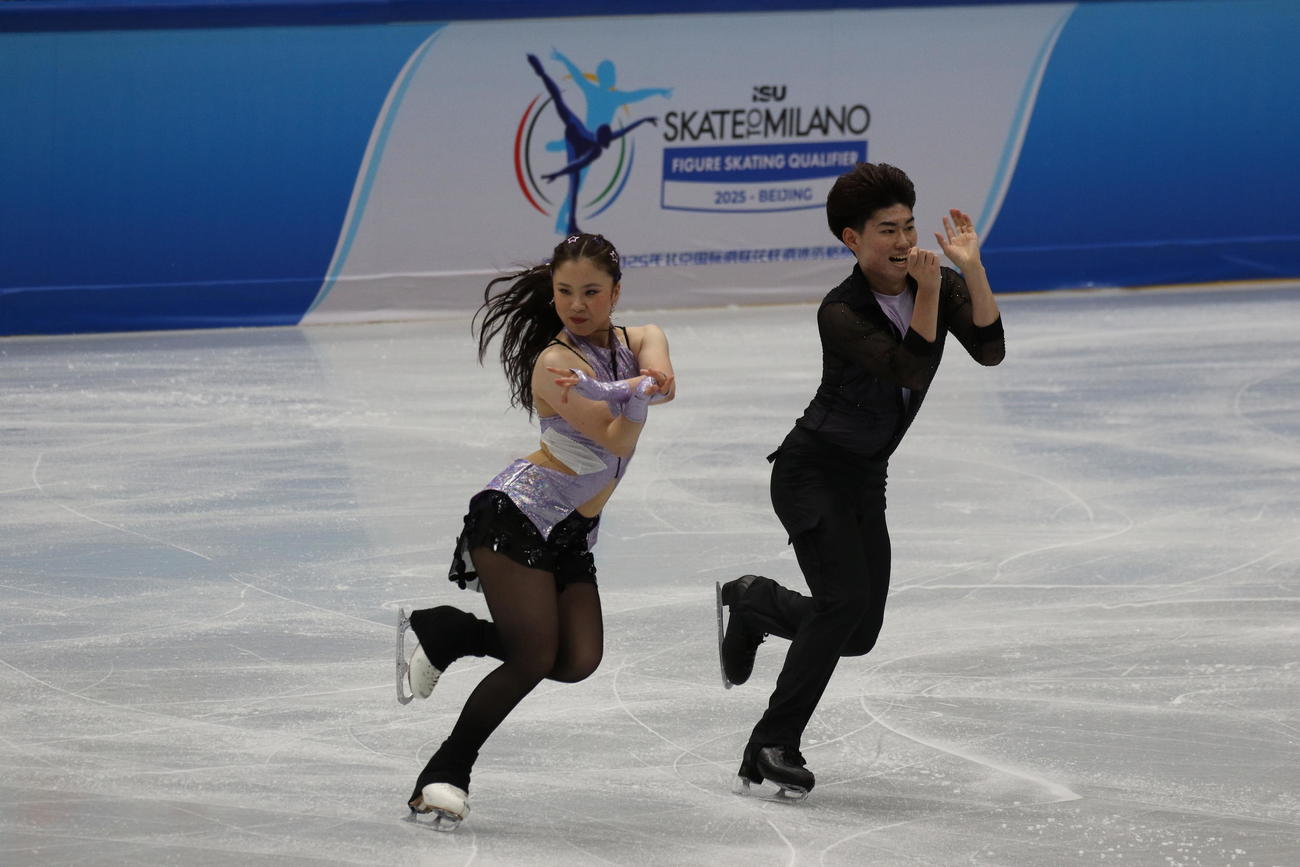 ミラノ・コルティナ冬季五輪最終予選の公式練習で演技を披露する吉田唄菜（左）森田真沙也組（撮影・松本航）