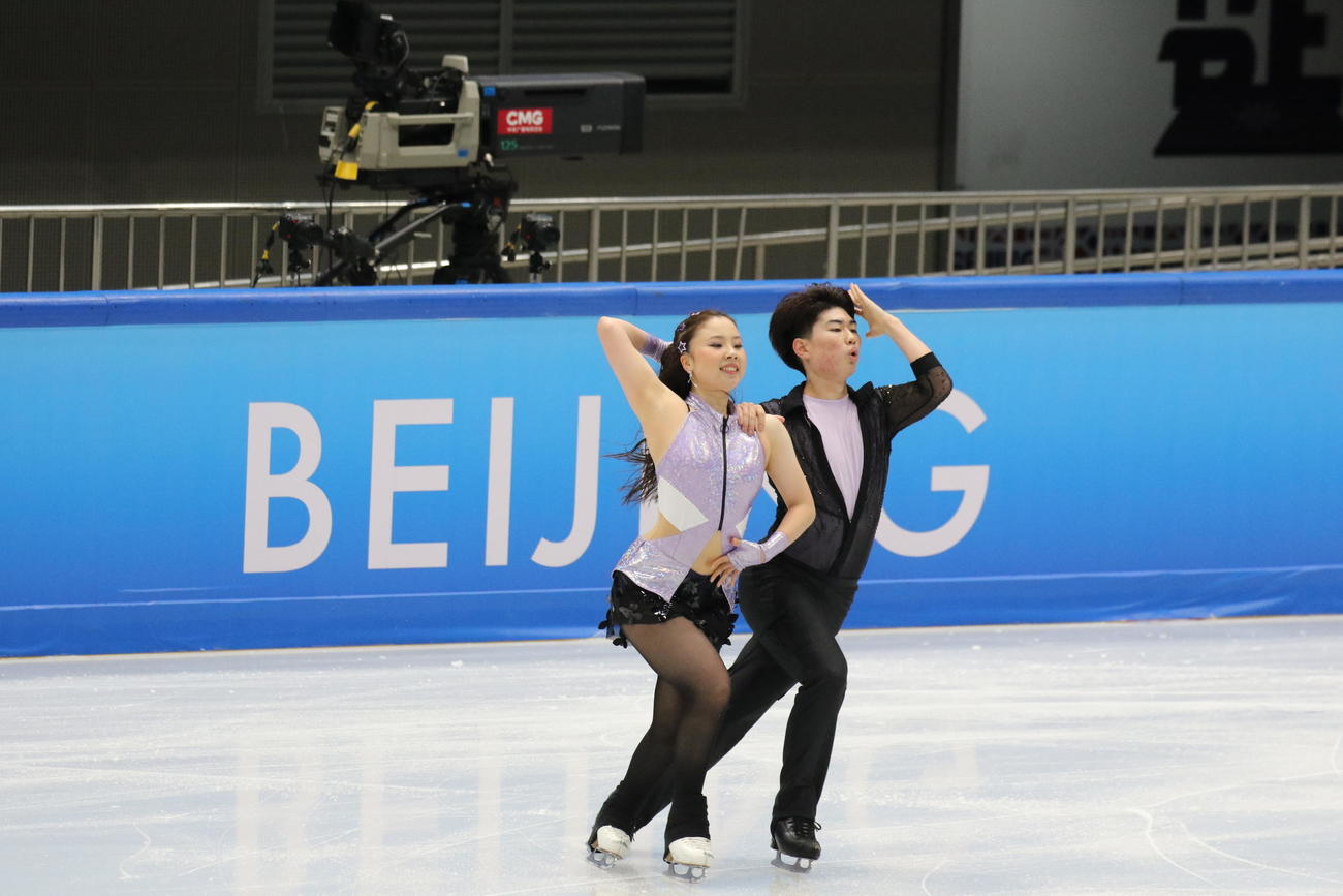 ミラノ・コルティナ冬季五輪最終予選の公式練習で演技を披露する吉田唄菜（左）森田真沙也組（撮影・松本航）
