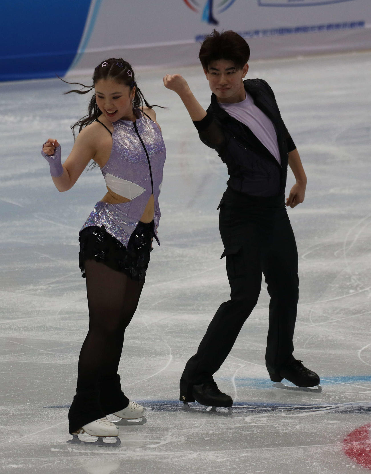 ミラノ・コルティナ冬季五輪最終予選の公式練習で演技を披露する吉田唄菜（左）森田真沙也組（撮影・松本航）