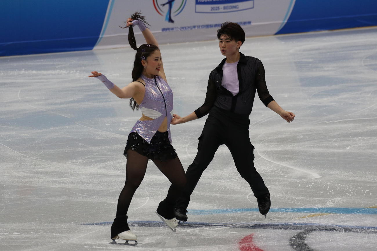 ミラノ・コルティナ冬季五輪最終予選の公式練習で演技を披露する吉田唄菜（左）森田真沙也組（撮影・松本航）