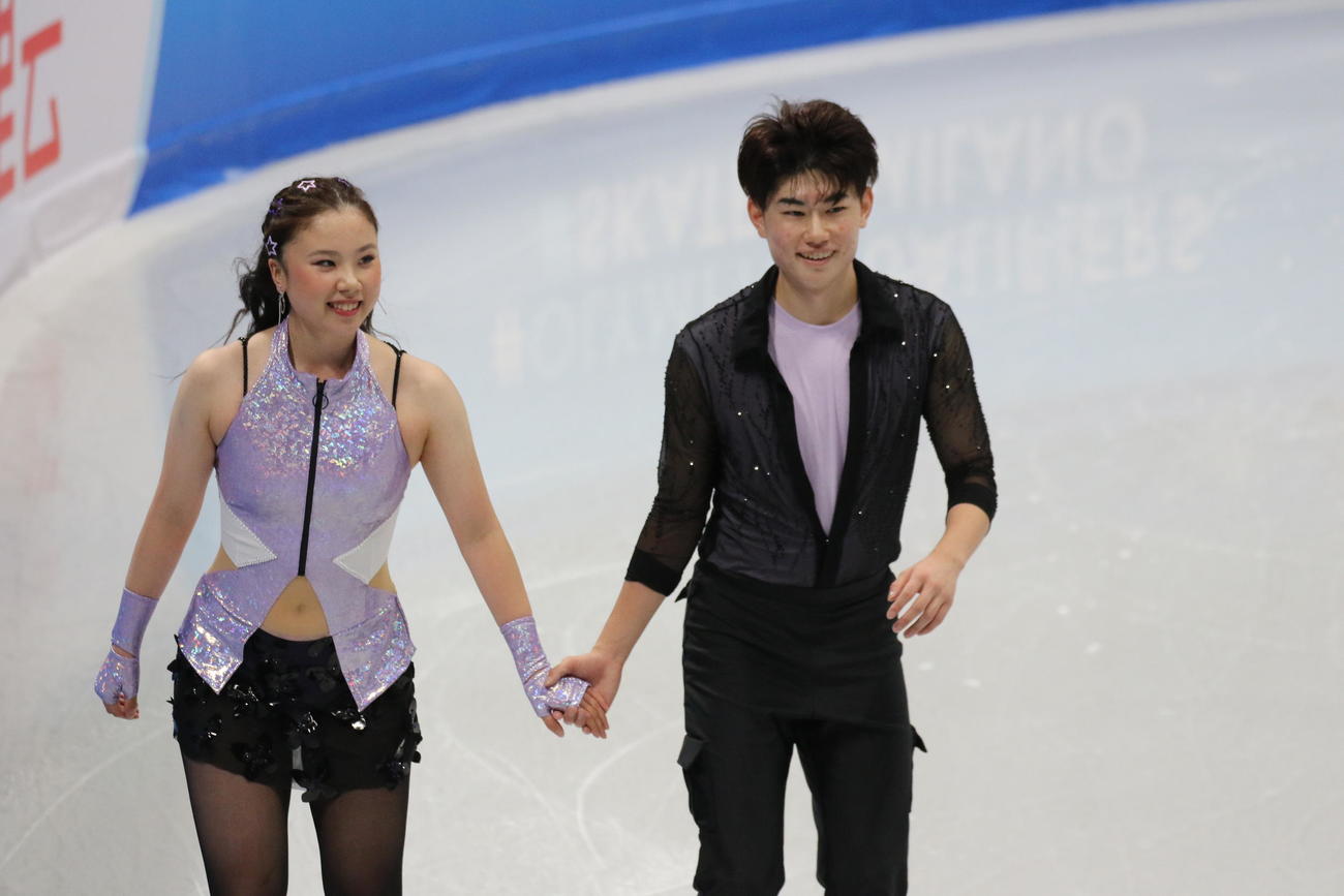 ミラノ・コルティナ冬季五輪最終予選の公式練習で笑顔を見せる吉田唄菜（左）森田真沙也組（撮影・松本航）