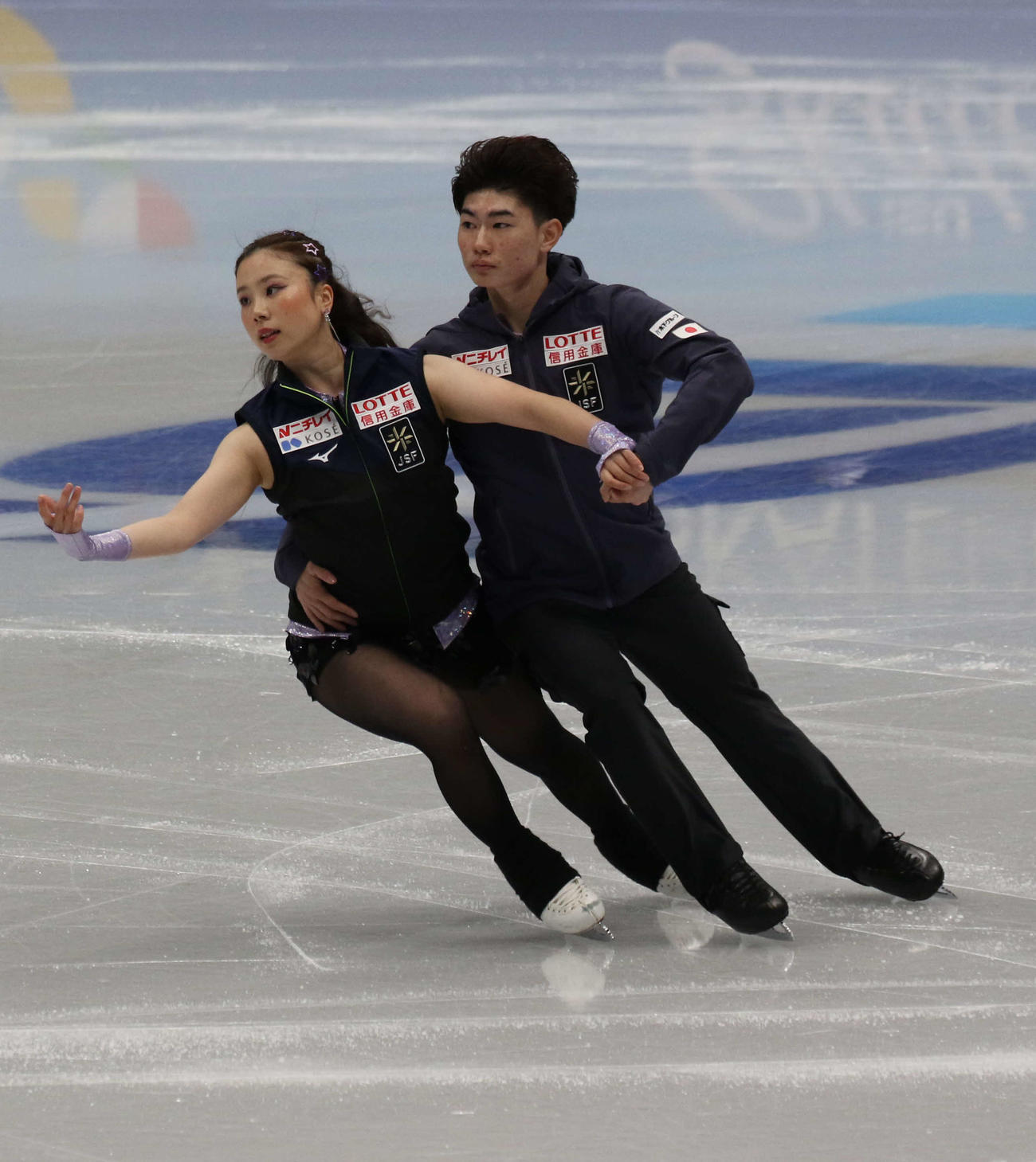 ミラノ・コルティナ冬季五輪最終予選の公式練習に臨んだ吉田唄菜（左）森田真沙也組（撮影・松本航）