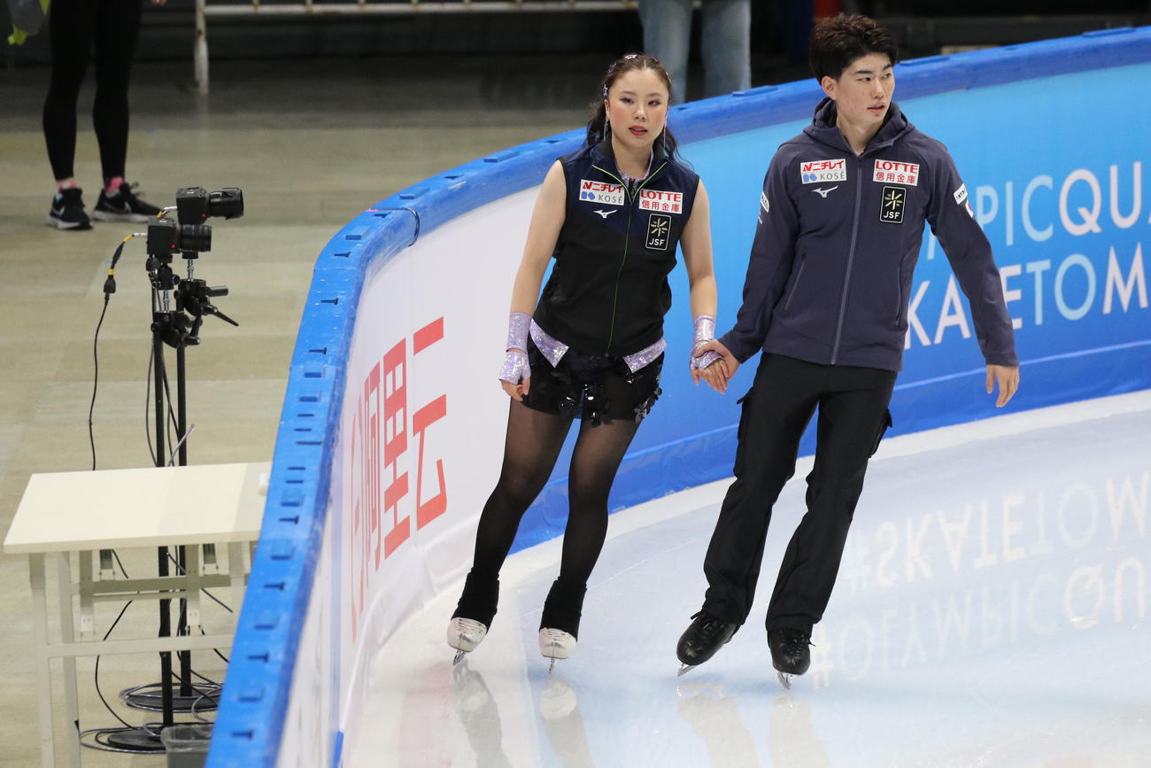 ミラノ・コルティナ冬季五輪最終予選の公式練習に臨んだ吉田唄菜（左）森田真沙也組（撮影・松本航）