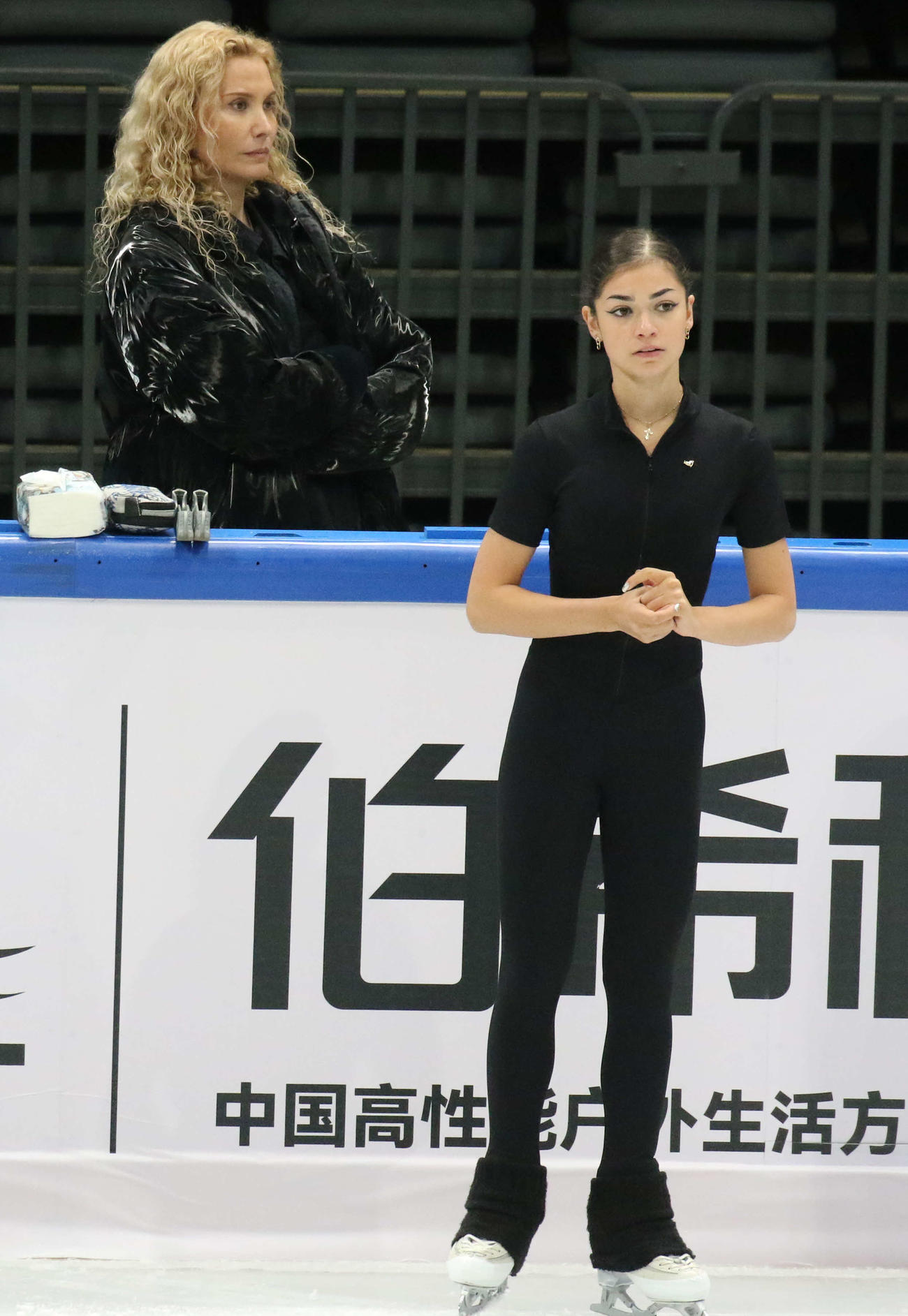 ミラノ・コルティナ冬季五輪最終予選の公式練習に臨んだアデリア・ペトロシャン（右）とエテリ・トゥトベリゼ・コーチ（撮影・松本航）