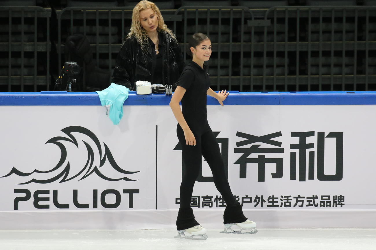 ミラノ・コルティナ冬季五輪最終予選の公式練習に臨んだアデリア・ペトロシャン（右）とエテリ・トゥトベリゼ・コーチ（撮影・松本航）