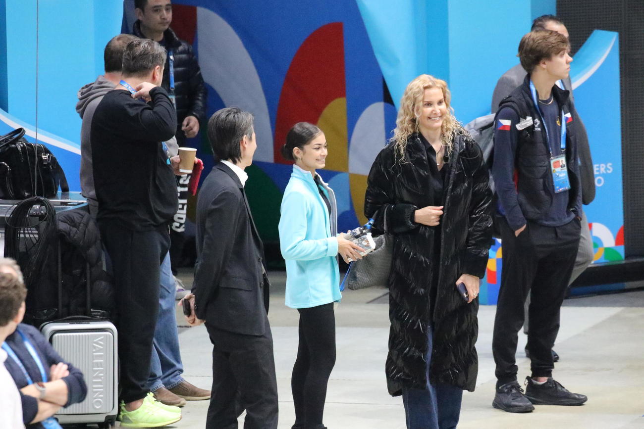 ミラノ・コルティナ冬季五輪最終予選の公式練習前、エテリ・トゥトベリゼ・コーチ（右から3人目）と話すアデリア・ペトロシャン（同4人目）（撮影・松本航）