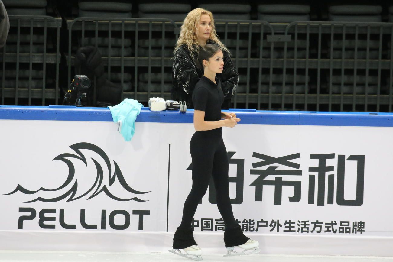 ミラノ・コルティナ冬季五輪最終予選の公式練習に臨んだアデリア・ペトロシャン（右）とエテリ・トゥトベリゼ・コーチ（撮影・松本航）