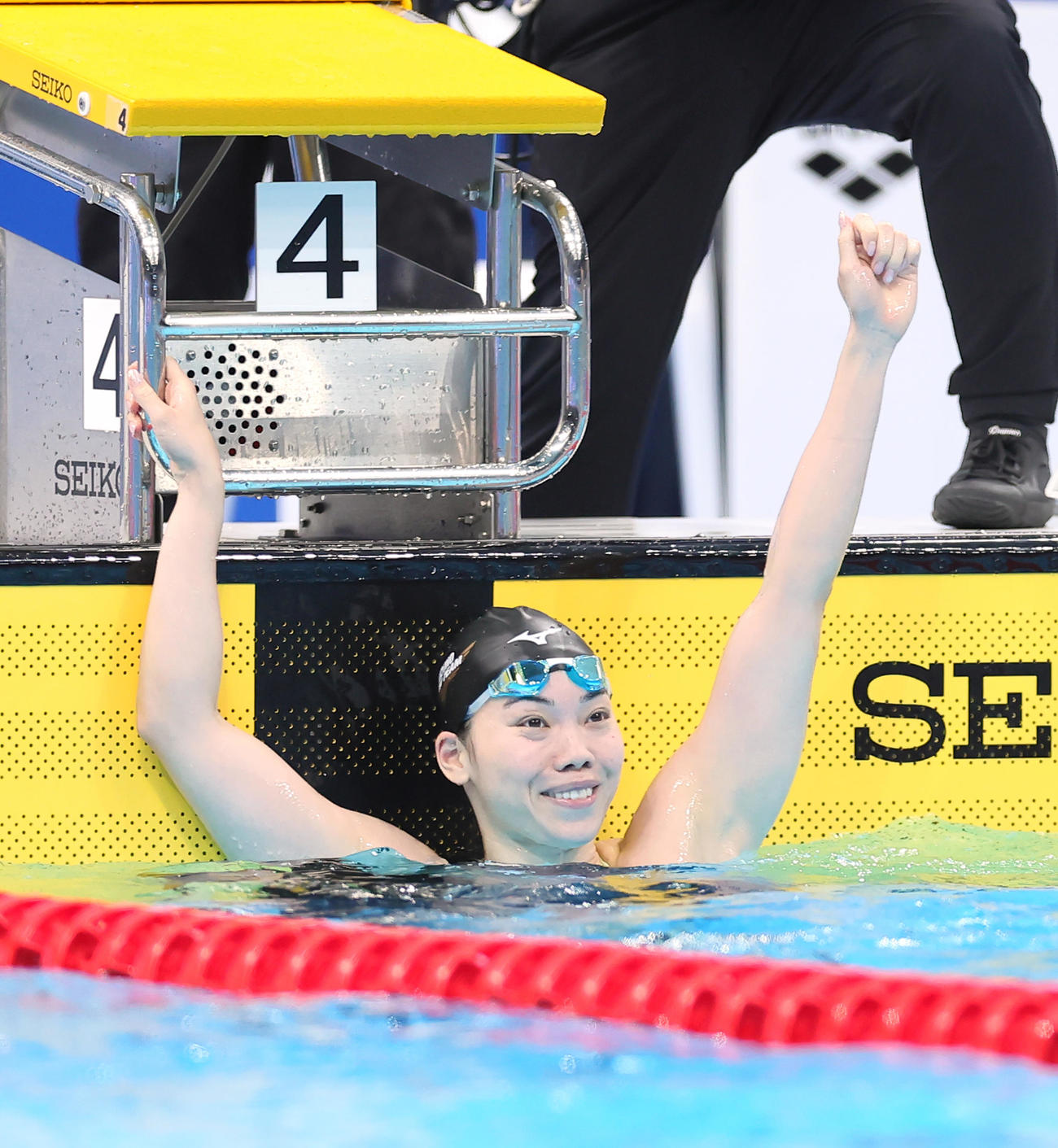 女子100メートル平泳ぎ決勝で優勝し笑顔でガッツポーズする青木（2023年4月撮影）