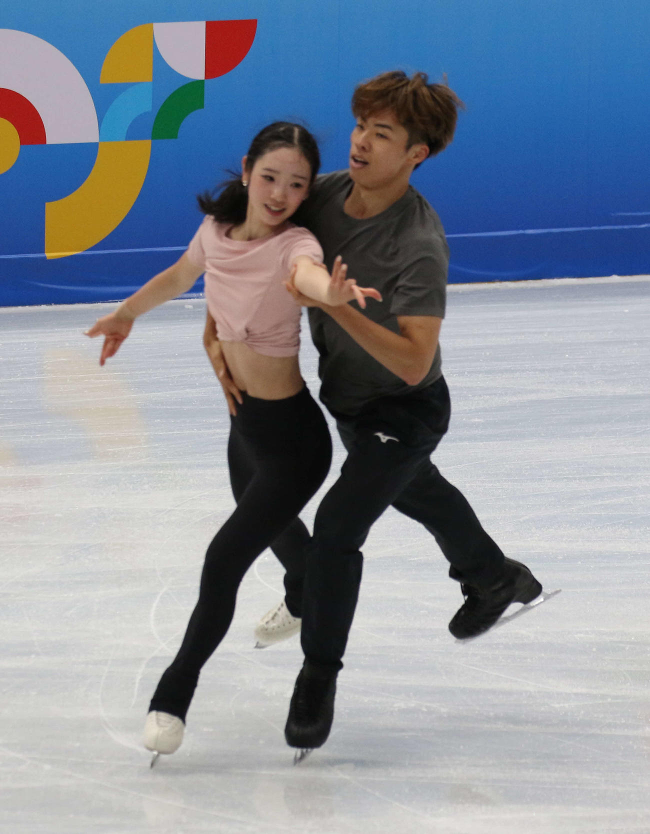 ミラノ・コルティナ冬季五輪最終予選の公式練習で演技する長岡柚奈（左）と森口澄士（撮影・松本航）