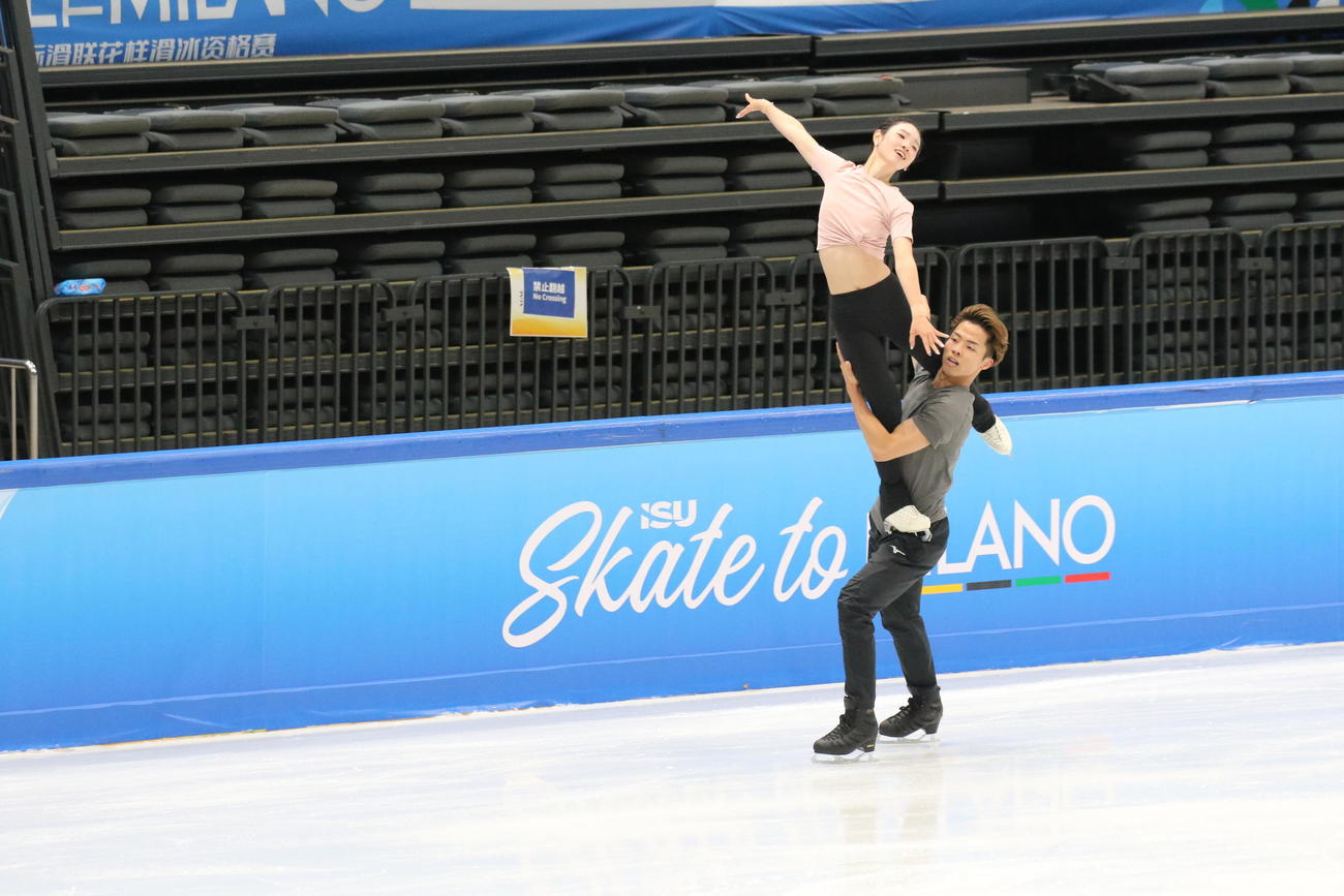 ミラノ・コルティナ冬季五輪最終予選の公式練習で演技する長岡柚奈（左）と森口澄士（撮影・松本航）