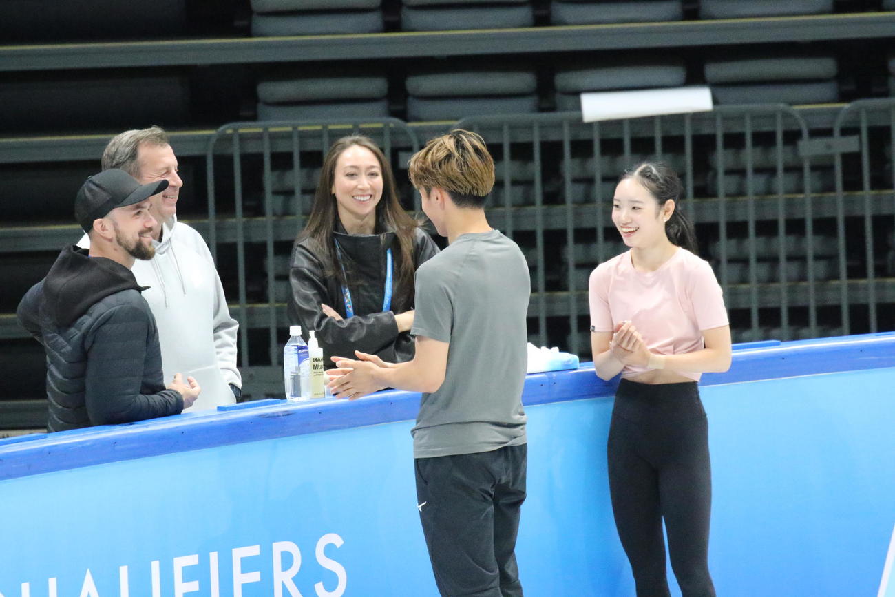 ミラノ・コルティナ冬季五輪最終予選の公式練習に臨んだ長岡柚奈（右）と森口澄士（右から2人目）はコーチ陣と笑顔を見せる（撮影・松本航）