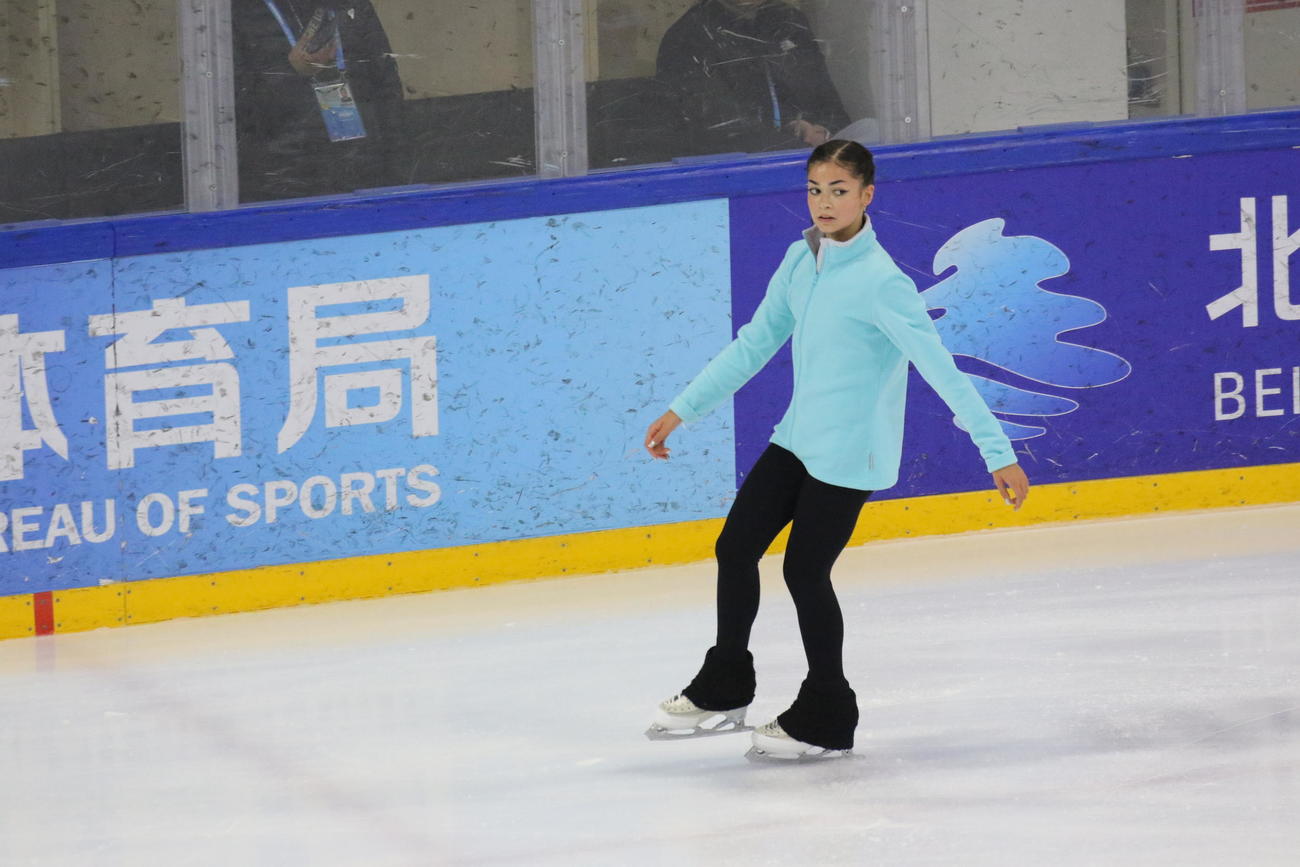 ミラノ・コルティナ冬季五輪最終予選のサブリンクで行われた公式練習で滑るアデリア・ペトロシャン（撮影・松本航）