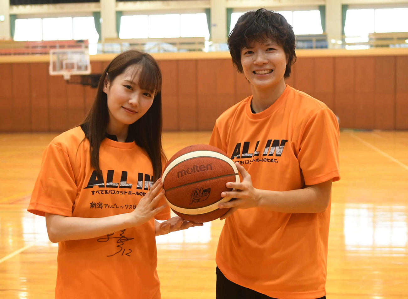 金沢選手（右）からプレゼントしていただいたサイン入りTシャツを着てツーショットです