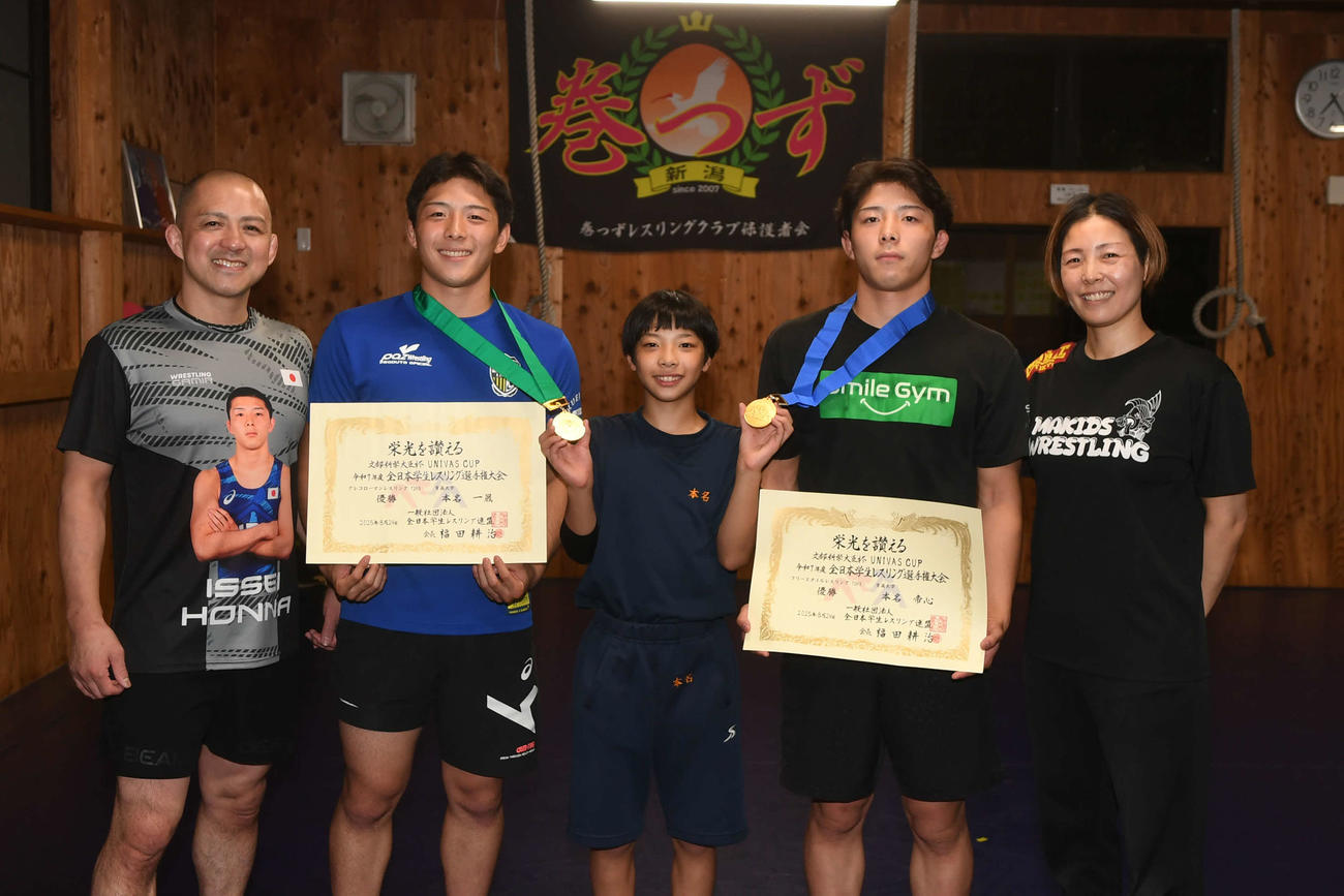 インカレを制した本名兄弟。家族に祝福される。左から栄仁さん、一晟、二女沙羽さん、帝心、亜里さん