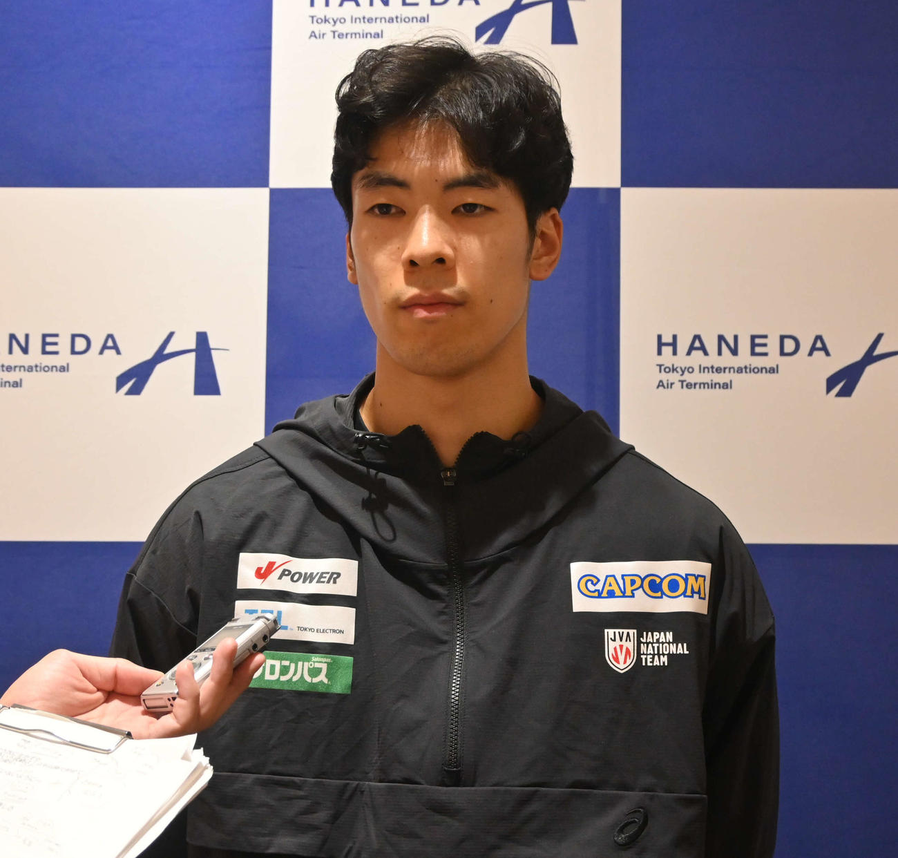 バレーボール世界選手権を終えて帰国した男子日本代表の宮浦（撮影・飯岡大暉）