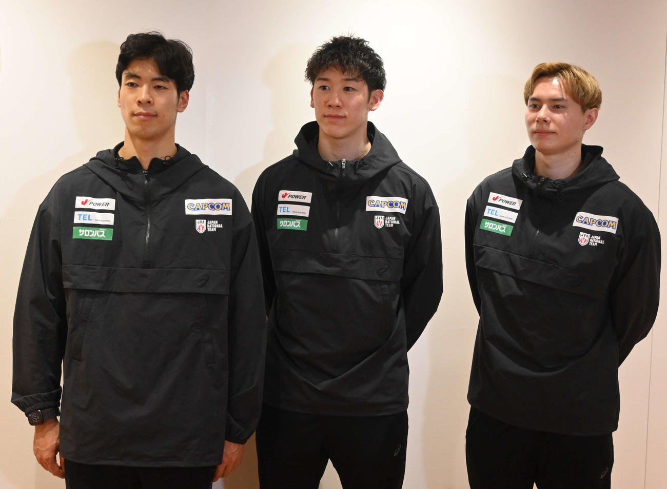 バレーボール世界選手権を終えて帰国した男子日本代表の、左から宮浦、石川、高橋（撮影・飯岡大暉）