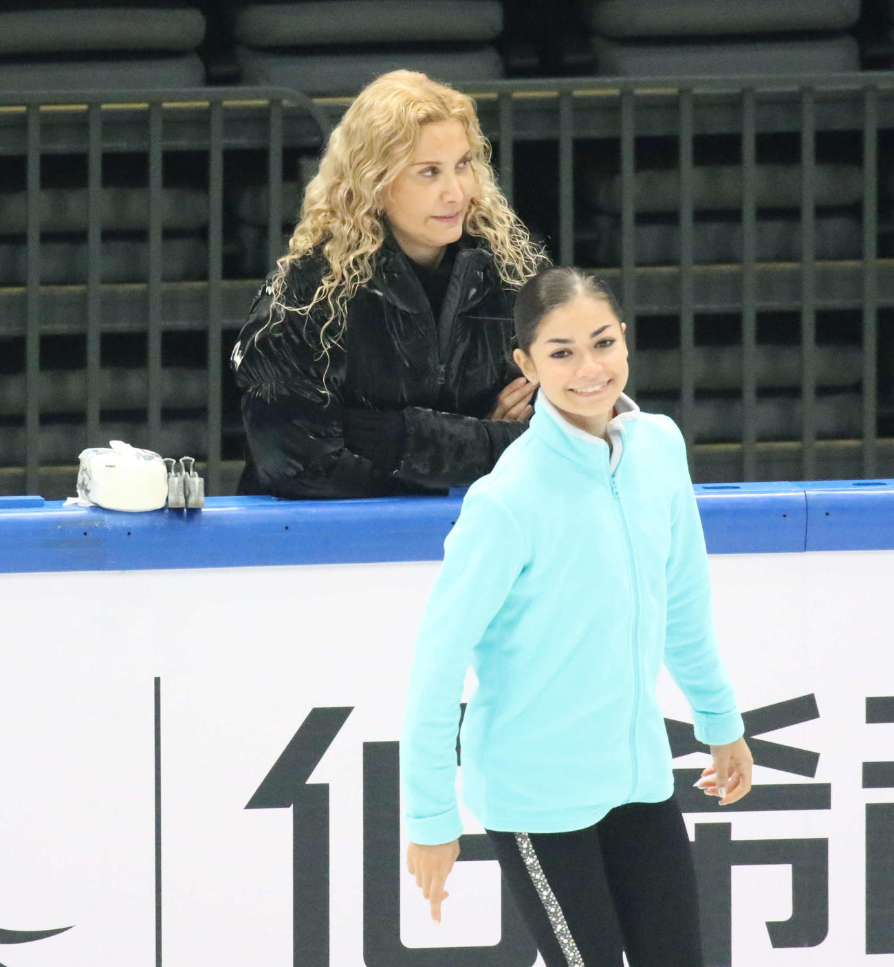 ミラノ・コルティナ冬季五輪最終予選ショートプログラム前の公式練習に臨んだアデリア・ペトロシャン（右）とエテリ・トゥトベリゼ・コーチ（撮影・松本航）