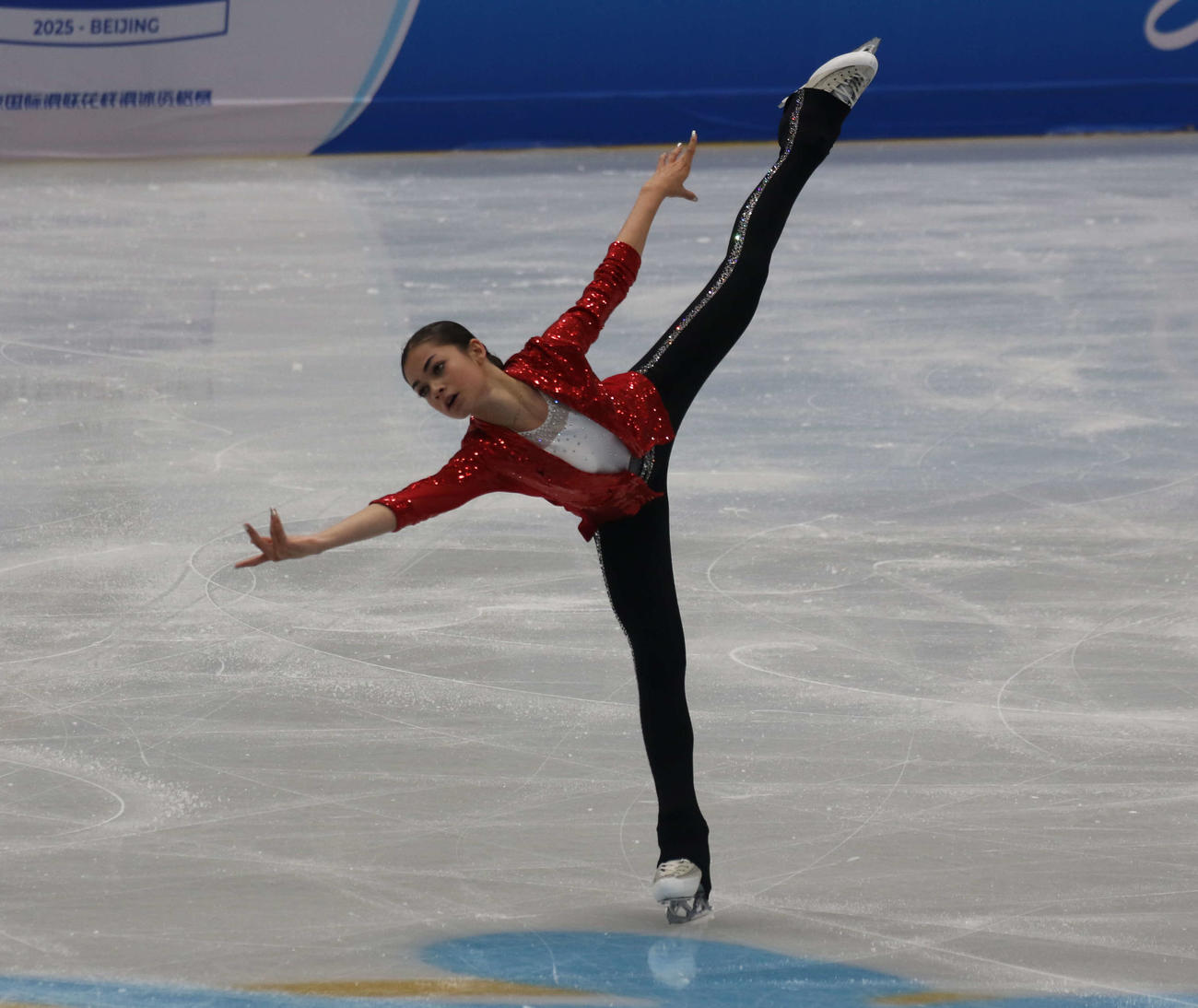 ミラノ・コルティナ冬季五輪最終予選ショートプログラム前の公式練習に臨んだアデリア・ペトロシャン（撮影・松本航）