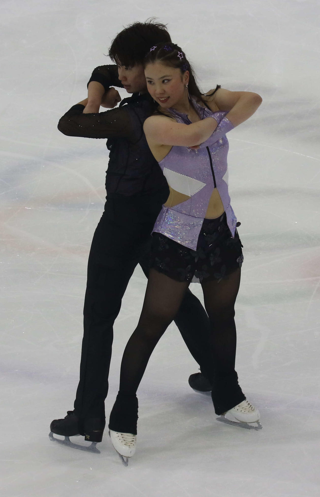 ミラノ・コルティナ冬季五輪最終予選リズムダンス前の公式練習に臨んだ吉田唄菜（右）と森田真沙也（撮影・松本航）