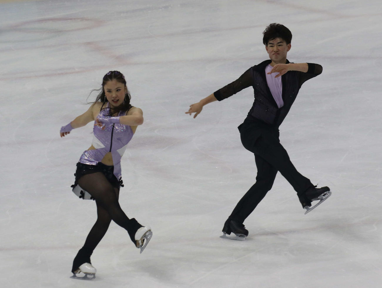 ミラノ・コルティナ冬季五輪最終予選リズムダンス前の公式練習に臨んだ吉田唄菜（左）と森田真沙也（撮影・松本航）