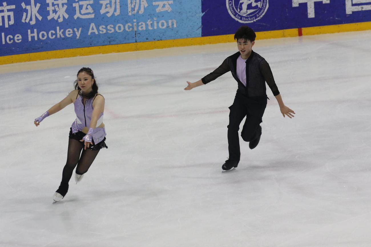 ミラノ・コルティナ冬季五輪最終予選リズムダンス前の公式練習に臨んだ吉田唄菜（左）と森田真沙也（撮影・松本航）