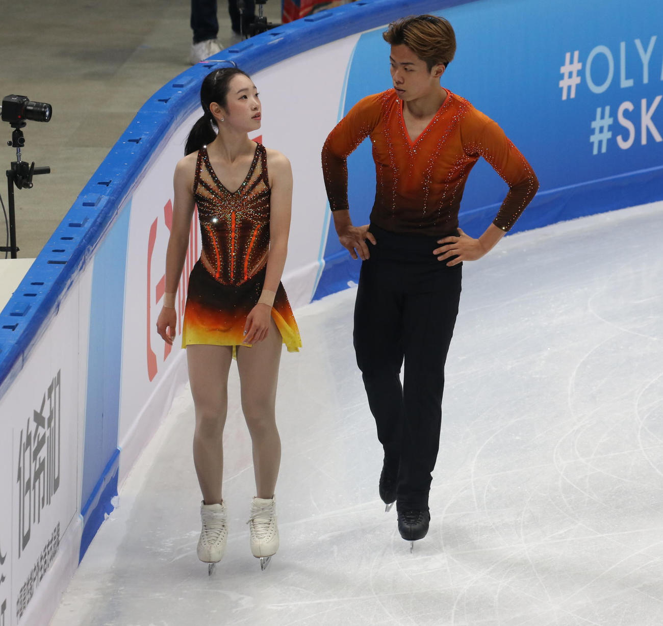 ミラノ・コルティナ冬季五輪最終予選のショートプログラムに向けて公式練習に臨んだ長岡柚奈（左）と森口澄士（撮影・松本航）