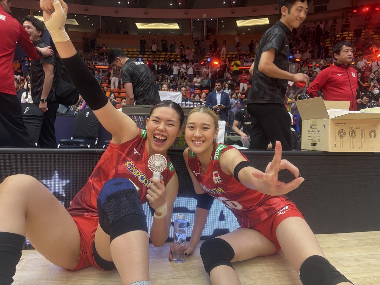 笑顔で写真に納まる島村（左）と佐藤（C）JVA