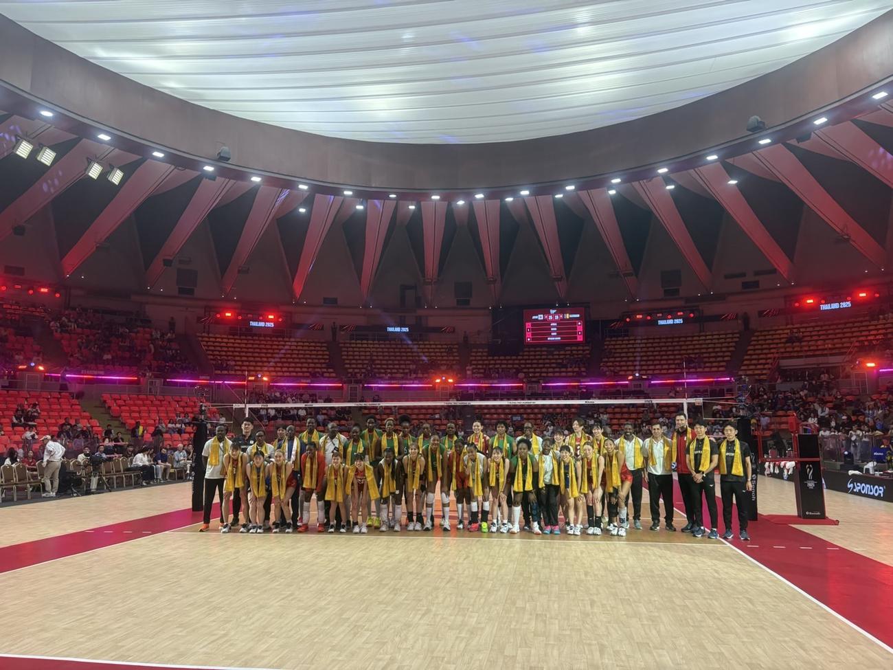 ブラジル代表と記念撮影する日本代表（C）JVA