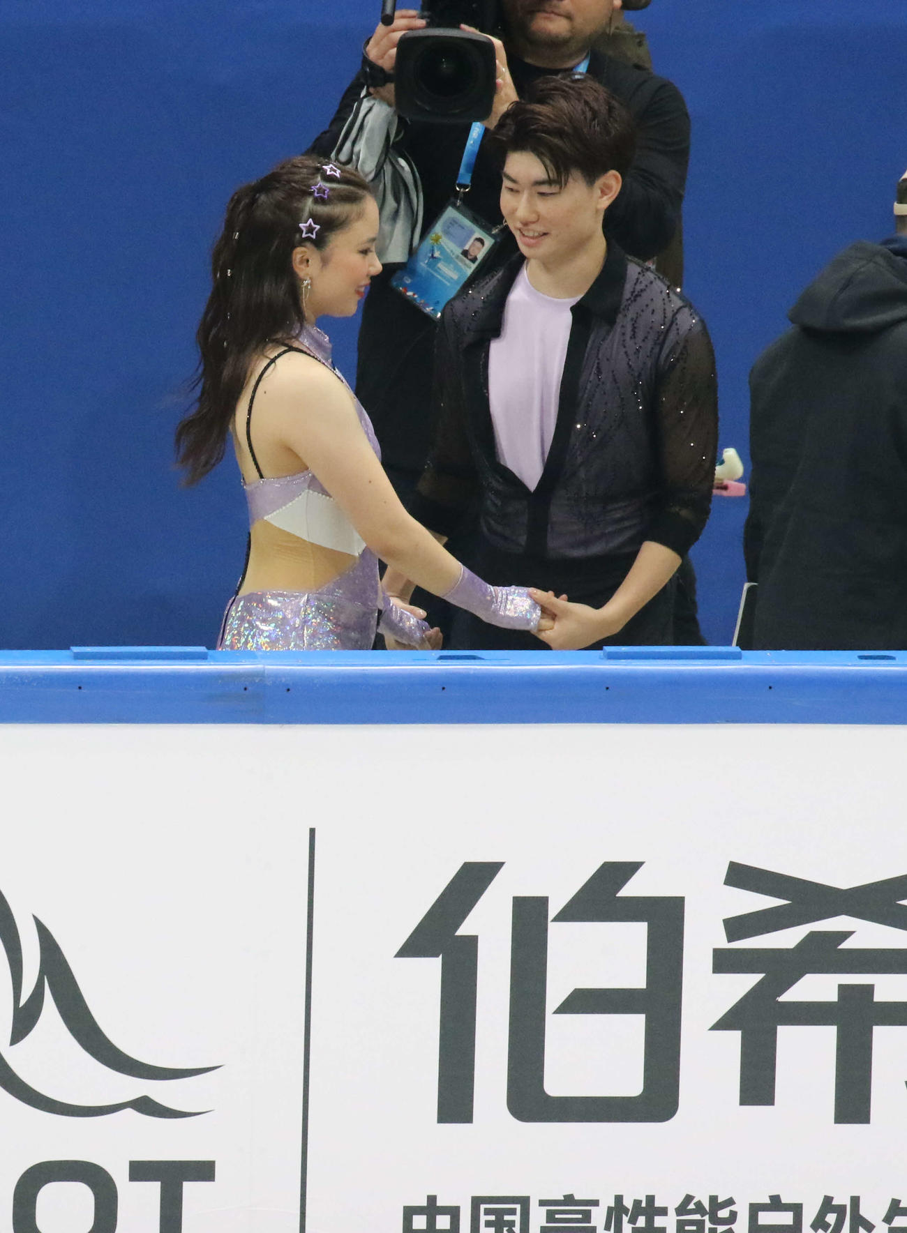 ミラノ・コルティナ冬季五輪最終予選アイスダンスRD　演技前に健闘を誓い合う吉田唄菜（左）と森田真沙也（撮影・松本航）