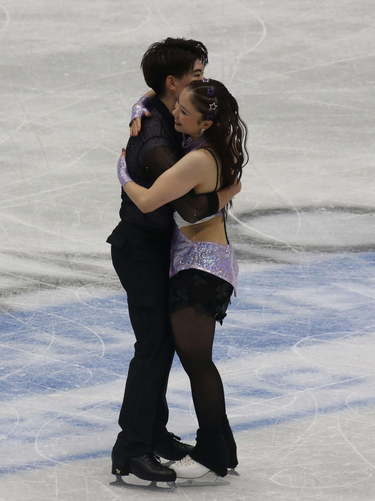 ミラノ・コルティナ冬季五輪最終予選アイスダンスRD　演技を終えて抱き合う吉田唄菜（右）と森田真沙也（撮影・松本航）