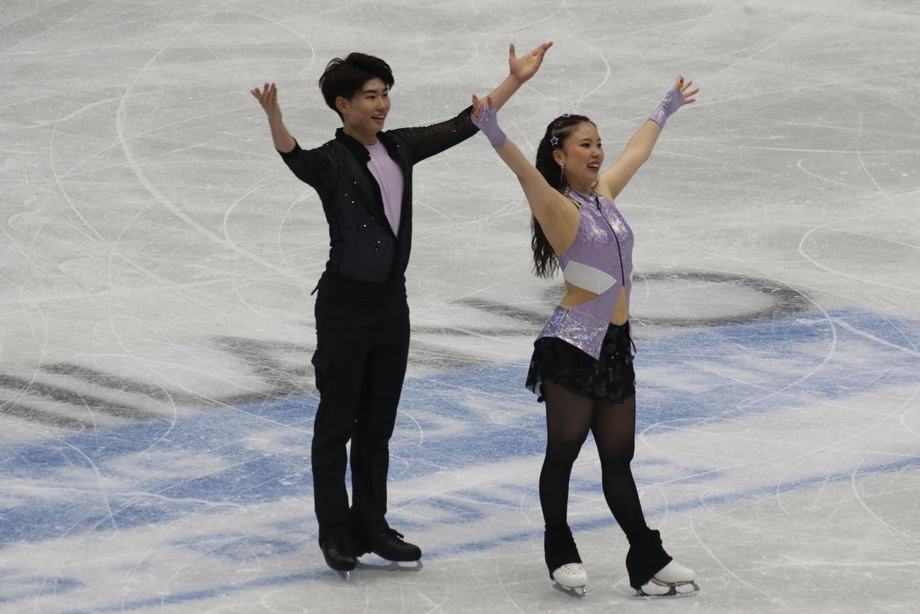 ミラノ・コルティナ冬季五輪最終予選アイスダンスRD　演技を終えて歓声を受ける吉田唄菜（右）と森田真沙也（撮影・松本航）