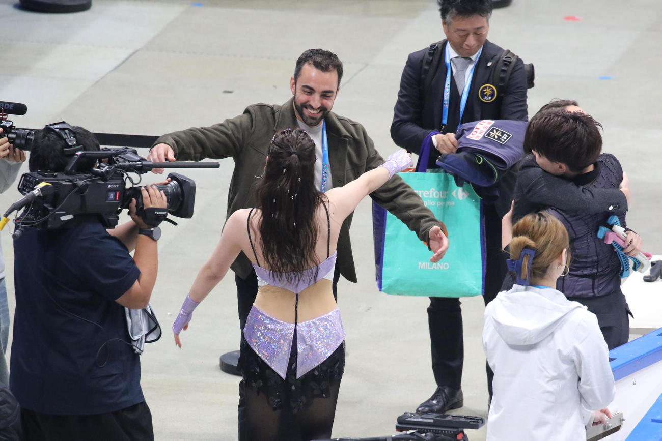 ミラノ・コルティナ冬季五輪最終予選アイスダンスRD　演技を終えてコーチ陣と抱き合う吉田唄菜（左）と森田真沙也（撮影・松本航）