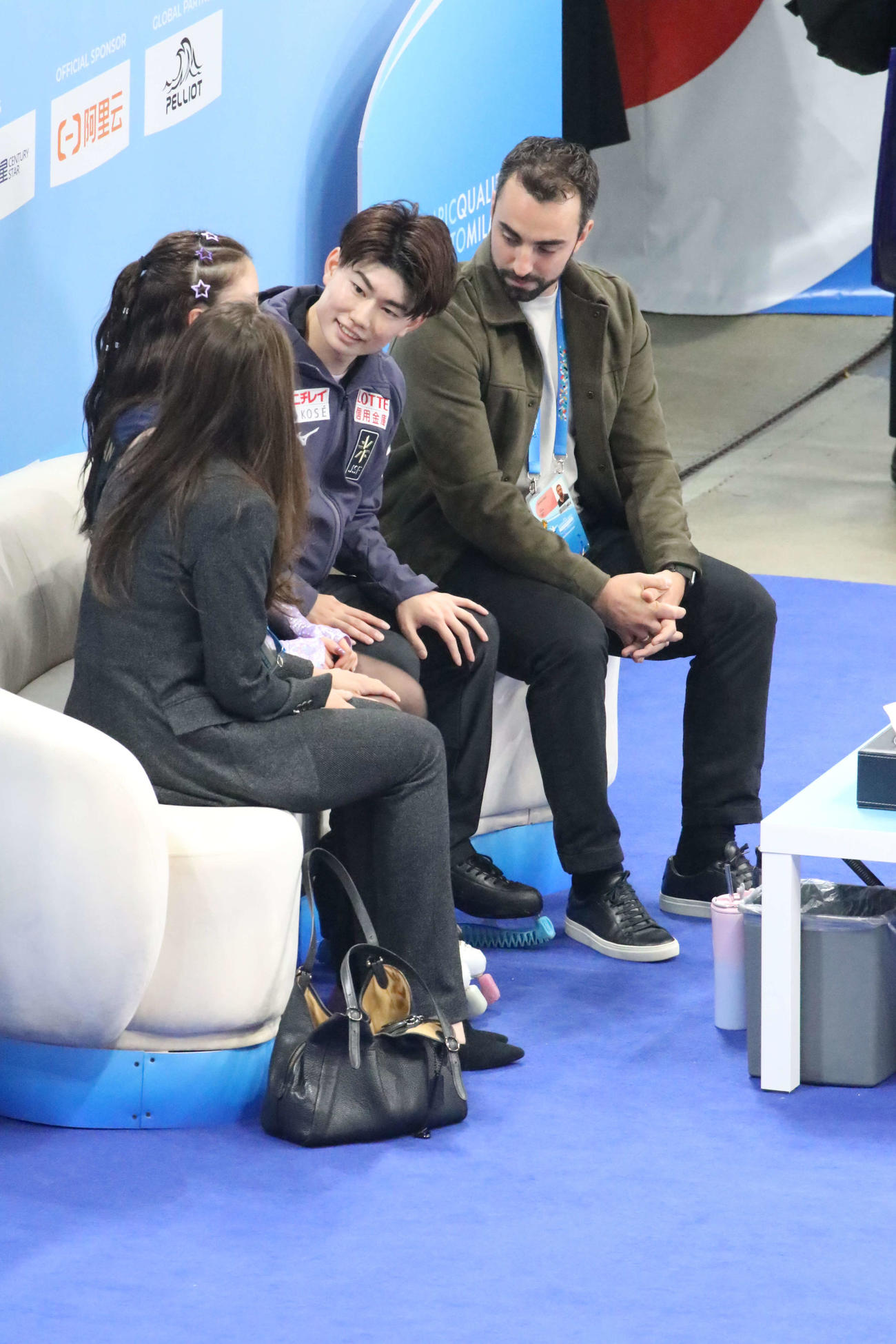 ミラノ・コルティナ冬季五輪最終予選アイスダンスRD　得点が発表されて言葉を交わす吉田唄菜（左から2人目）と森田真沙也（同3人目）（撮影・松本航）