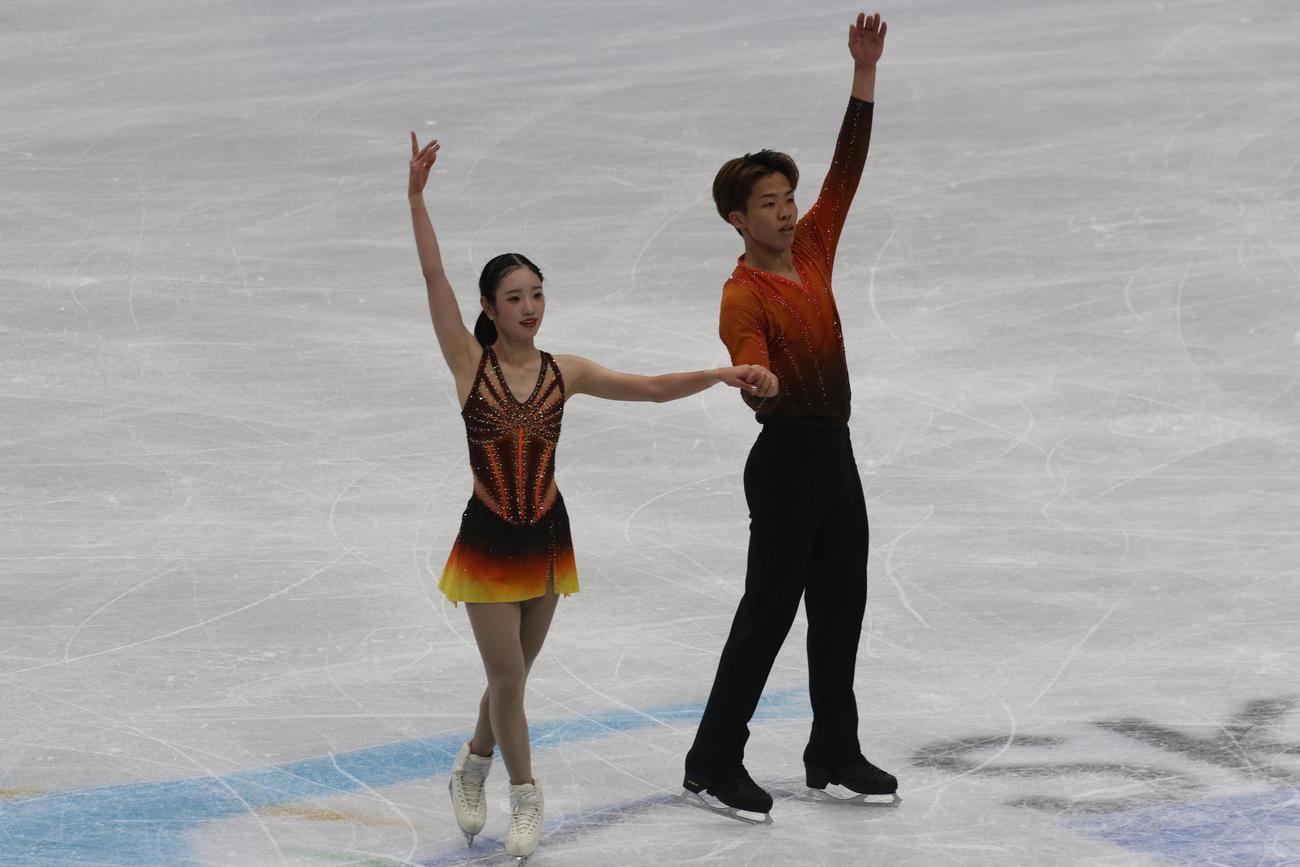 ミラノ・コルティナ冬季五輪最終予選ペアSP　演技を終えた長岡柚奈（左）と森口澄士（撮影・松本航）