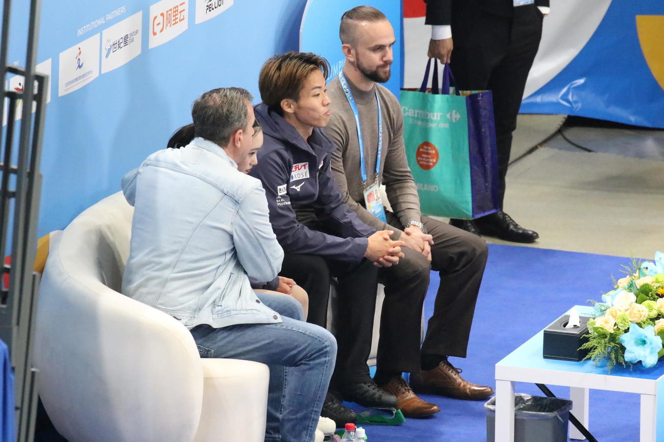 ミラノ・コルティナ冬季五輪最終予選ペアSP　長岡柚奈（左から2人目）はドミトリー・サビン・コーチ（左）から励まされる。右から2人目は森口澄士（撮影・松本航）