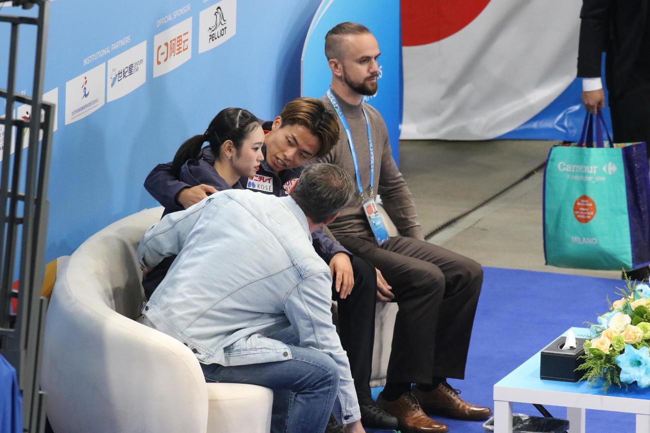 ミラノ・コルティナ冬季五輪最終予選ペアSP　森口澄士（右から2人目）は長岡柚奈（同3人目）と肩を寄せる（撮影・松本航）
