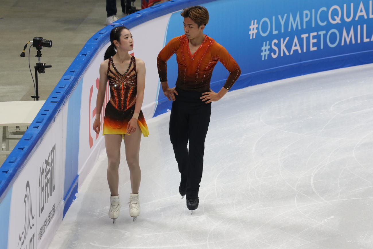 ミラノ・コルティナ冬季五輪最終予選のショートプログラムに向けて公式練習に臨んだ長岡柚奈（左）と森口澄士（撮影・松本航）