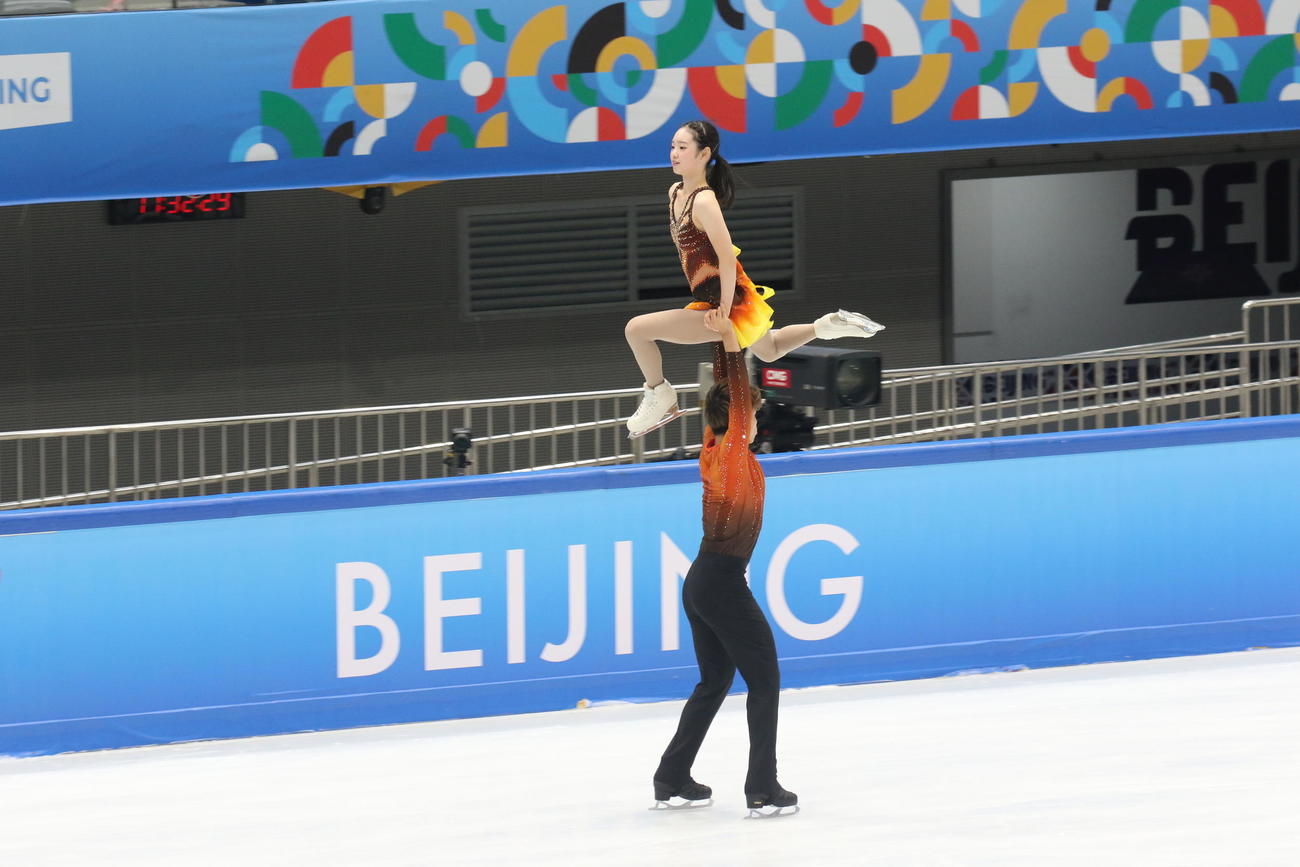 ミラノ・コルティナ冬季五輪最終予選のショートプログラムに向けて公式練習に臨んだ長岡柚奈（上）と森口澄士（撮影・松本航）