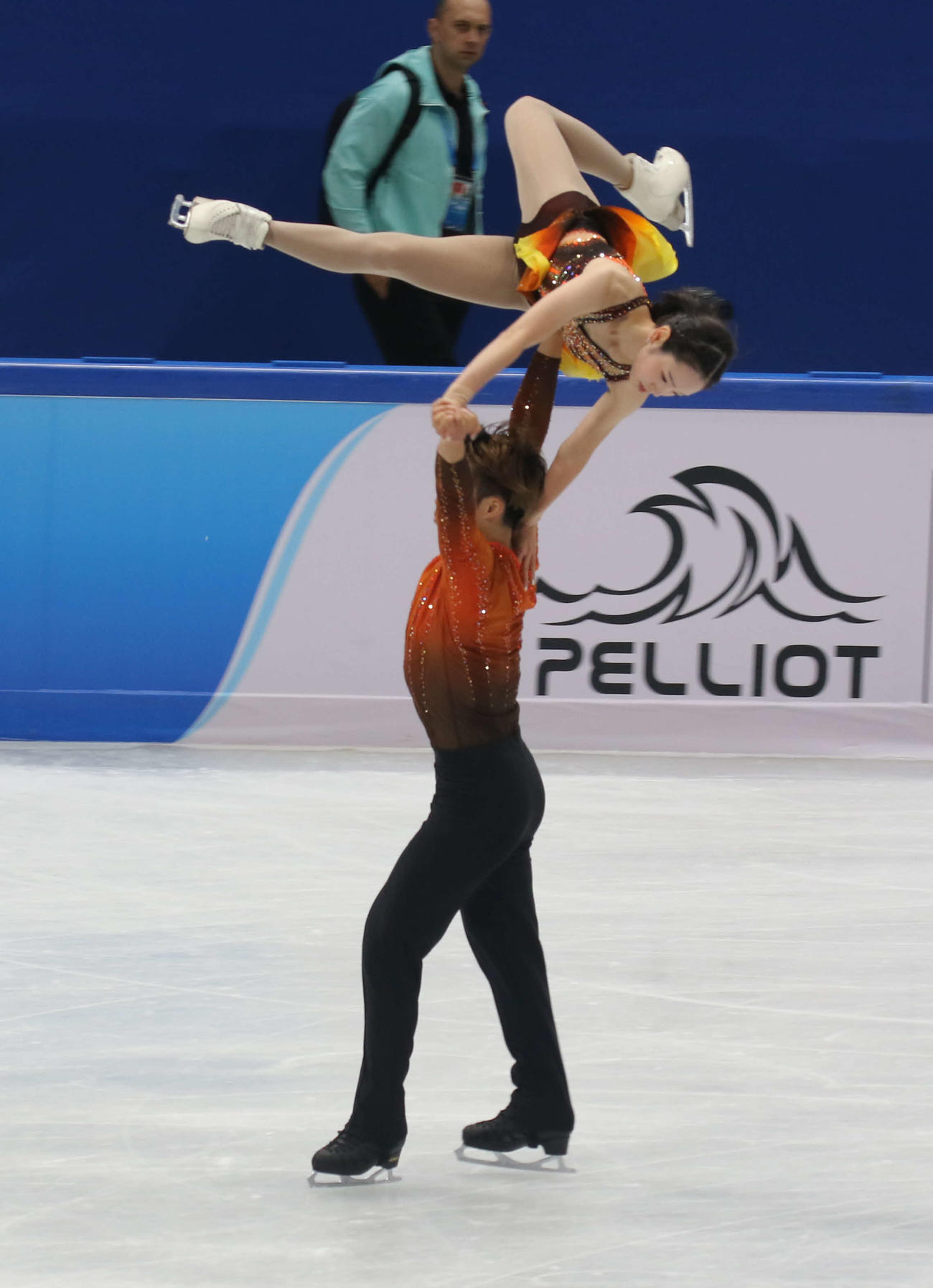 ミラノ・コルティナ冬季五輪最終予選のショートプログラムに向けて公式練習に臨んだ長岡柚奈（上）と森口澄士（撮影・松本航）