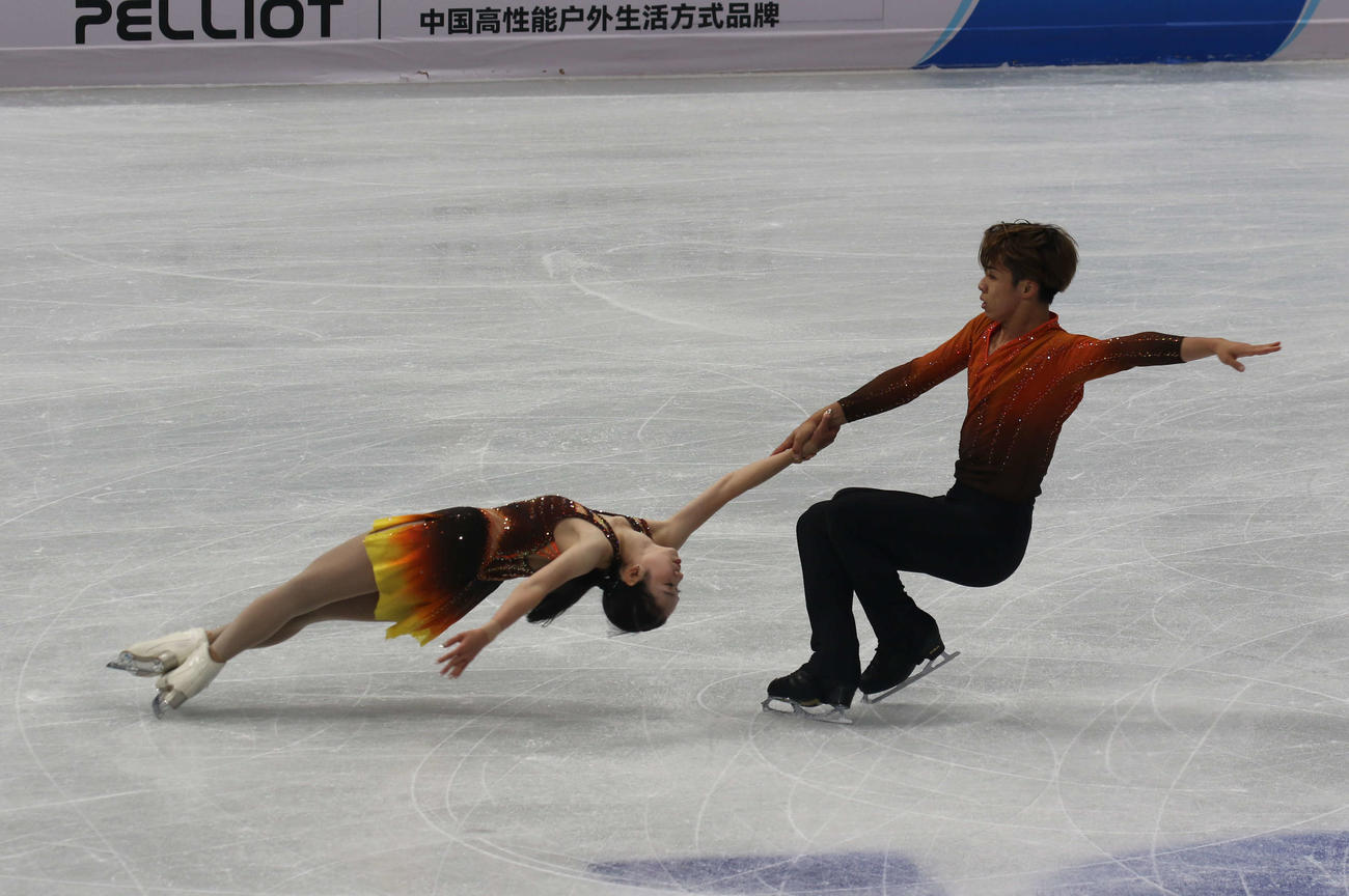 ミラノ・コルティナ冬季五輪最終予選のショートプログラムに向けて公式練習に臨んだ長岡柚奈（左）と森口澄士（撮影・松本航）