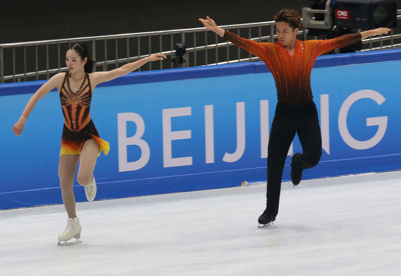 ミラノ・コルティナ冬季五輪最終予選のショートプログラムに向けて公式練習に臨んだ長岡柚奈（左）と森口澄士（撮影・松本航）