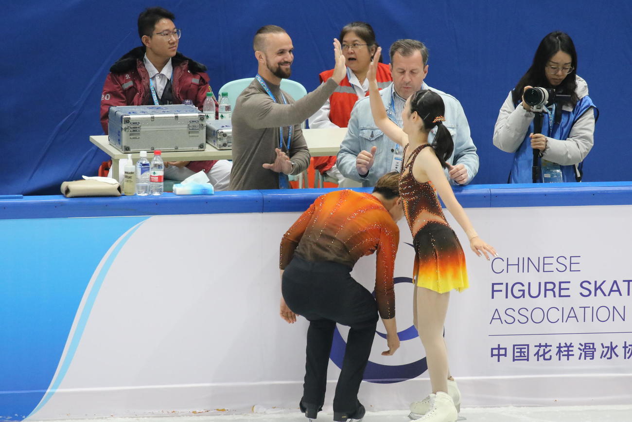 ミラノ・コルティナ冬季五輪最終予選ペアSP　コーチとハイタッチして演技に向かう長岡柚奈（右）と森口澄士（撮影・松本航）