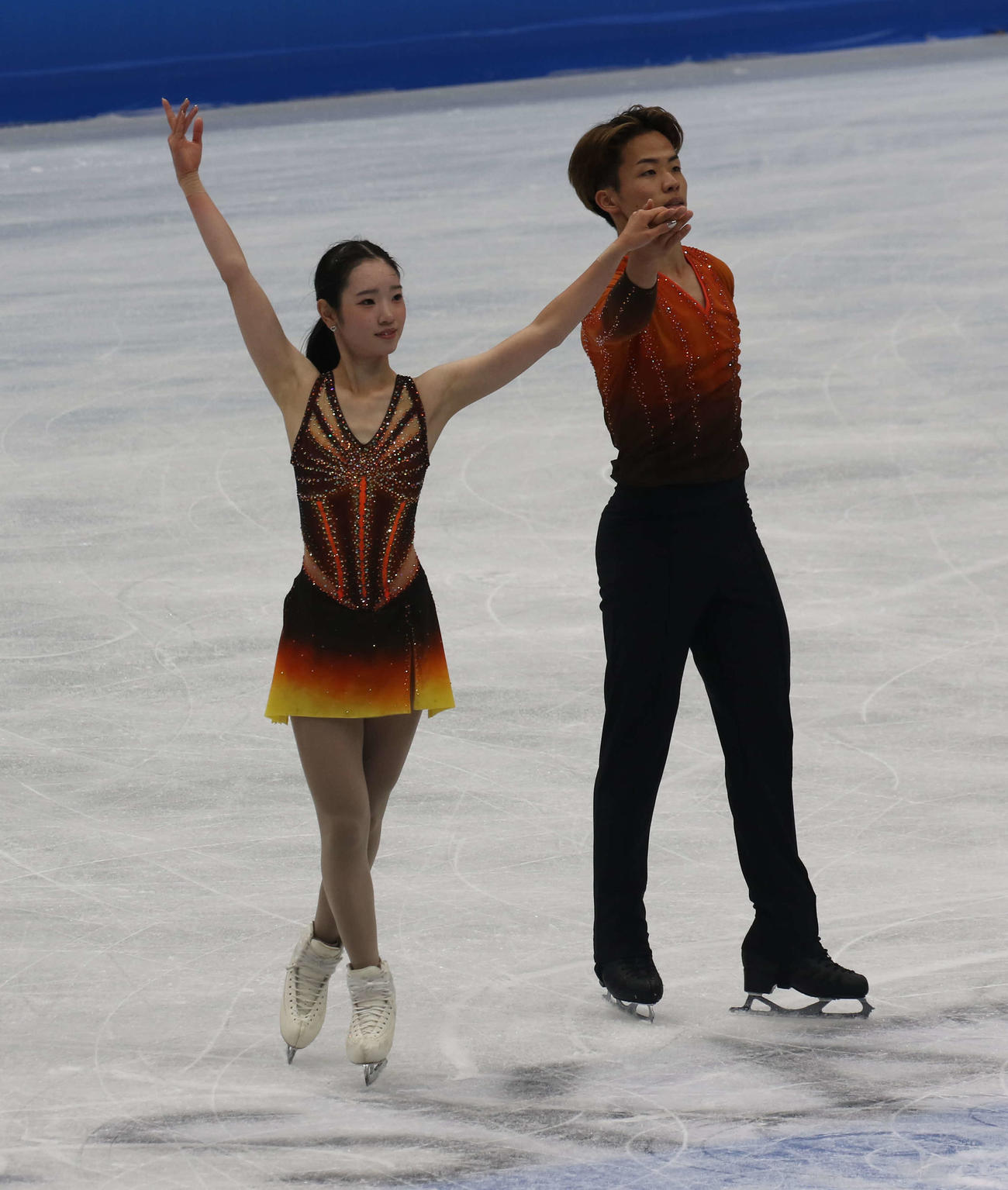ミラノ・コルティナ冬季五輪最終予選のショートプログラムに向けて公式練習に臨んだ長岡柚奈（左）と森口澄士（撮影・松本航）
