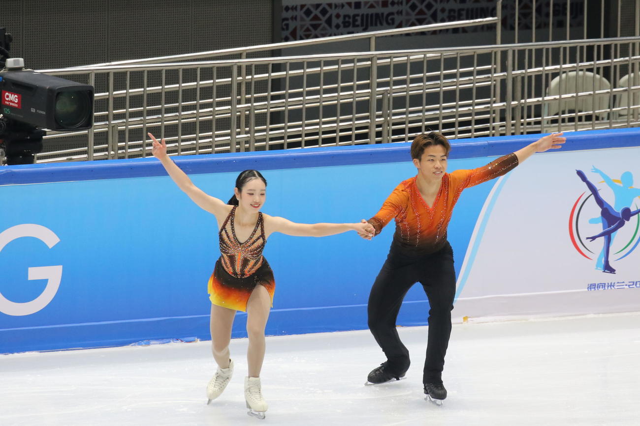 ミラノ・コルティナ冬季五輪最終予選ペアSP　笑顔で演技に向かう長岡柚奈（左）と森口澄士（撮影・松本航）