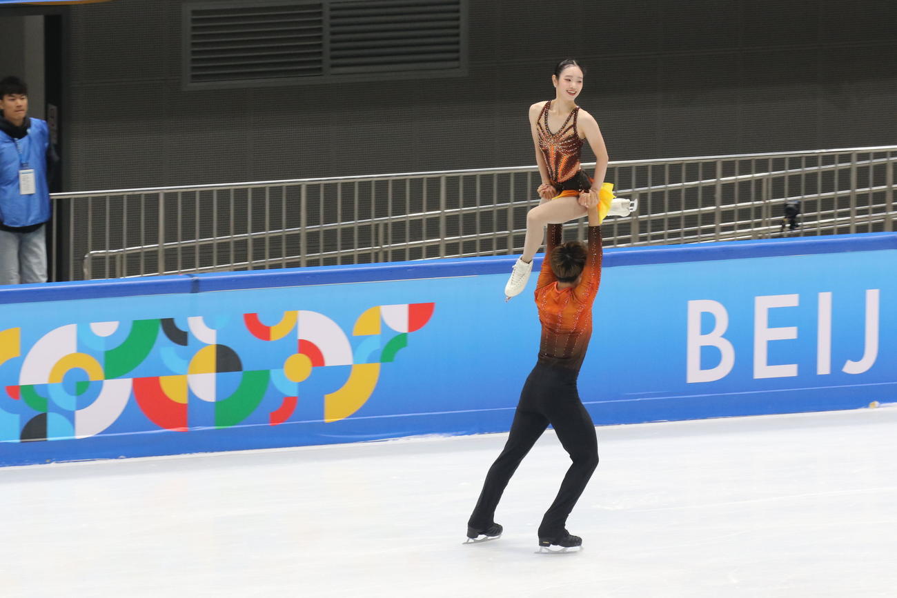 ミラノ・コルティナ冬季五輪最終予選ペアSP　演技する長岡柚奈（上）と森口澄士（撮影・松本航）