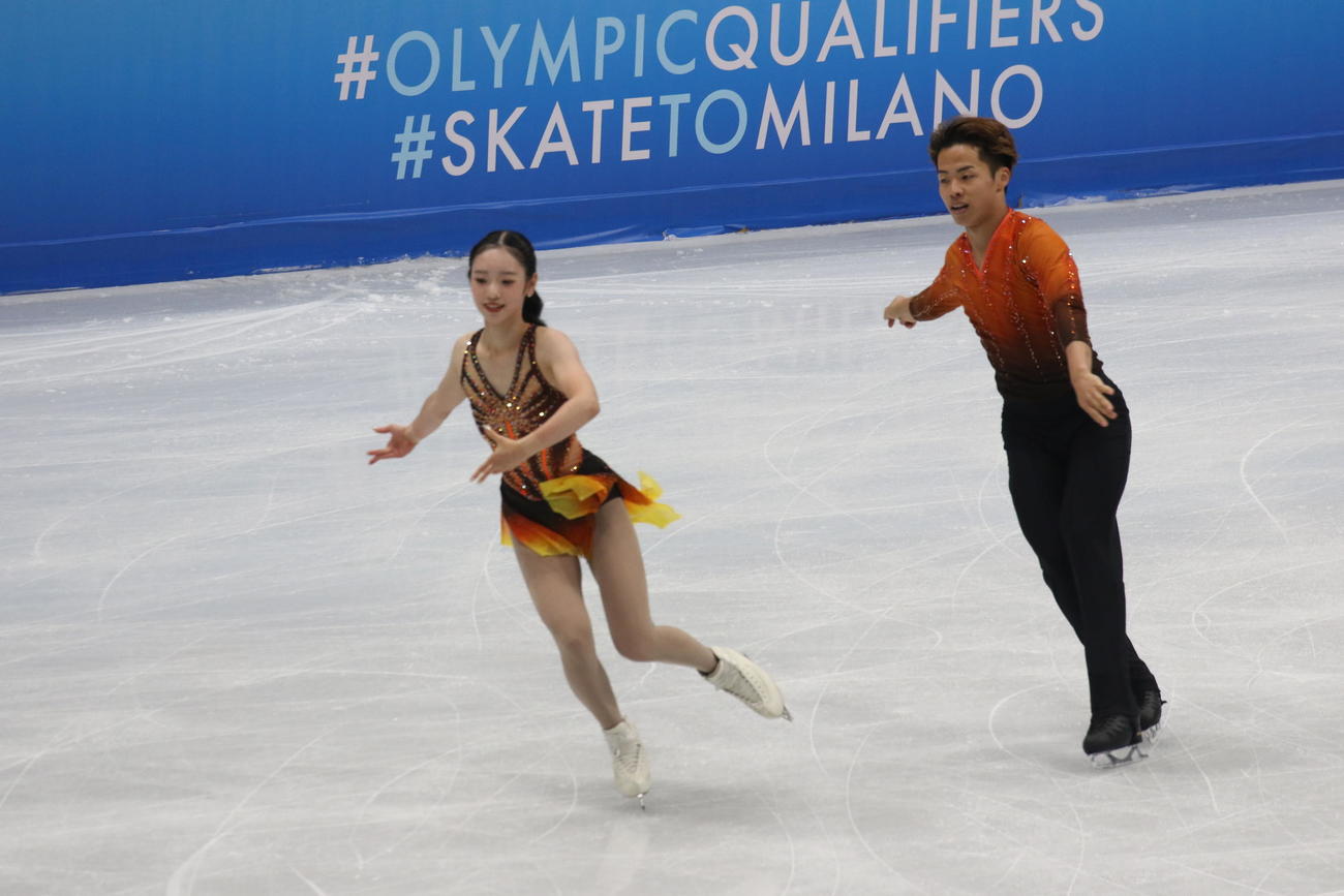 ミラノ・コルティナ冬季五輪最終予選ペアSP　演技する長岡柚奈（左）と森口澄士（撮影・松本航）